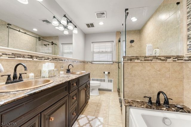 1070 Cumbermeade Rd, Fort Lee Boro, NJ 07024