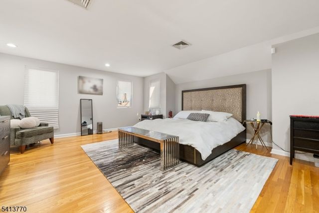 1070 Cumbermeade Rd, Fort Lee Boro, NJ 07024