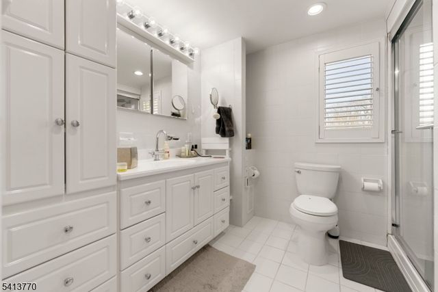 1070 Cumbermeade Rd, Fort Lee Boro, NJ 07024