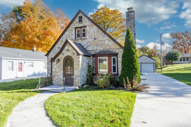 1300 Parkway DRIVE, Brookfield, WI 53005