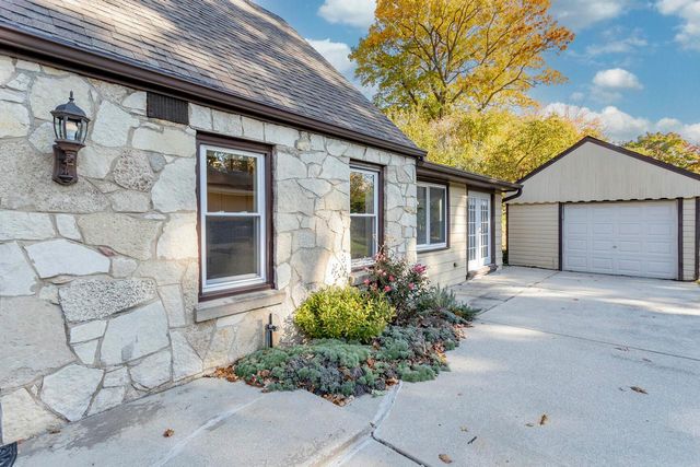 1300 Parkway DRIVE, Brookfield, WI 53005