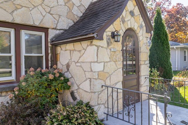 1300 Parkway DRIVE, Brookfield, WI 53005