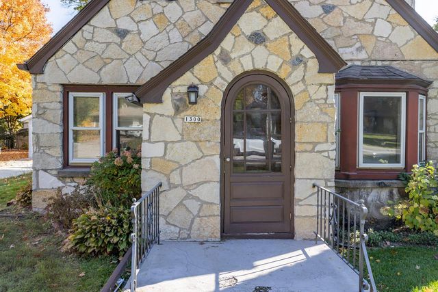 1300 Parkway DRIVE, Brookfield, WI 53005