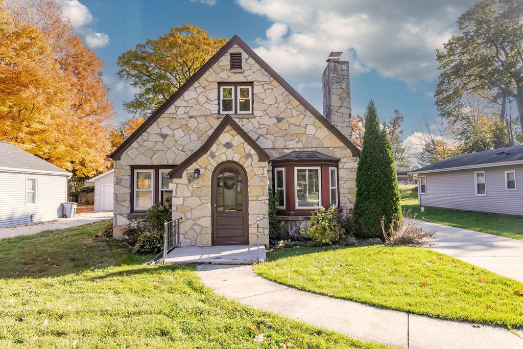 1300 Parkway DRIVE, Brookfield, WI 53005