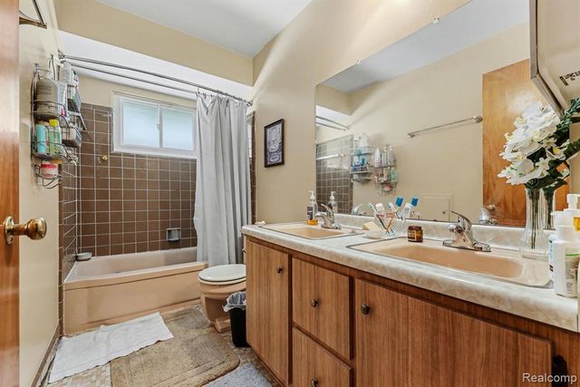 30955 Iroquois Drive, Warren, MI 48088