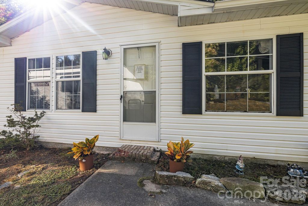 96 Fallswood Court, Hendersonville, NC 28739