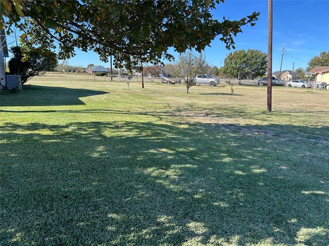 9885 Silver Creek Drive, Scurry, TX 75158