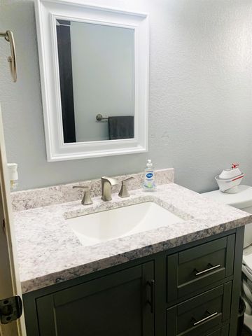 1049 Compass Ln, Manteca, CA 95337