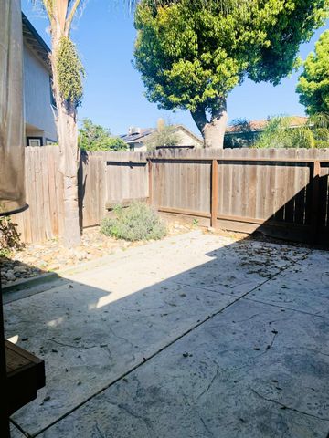 1049 Compass Ln, Manteca, CA 95337