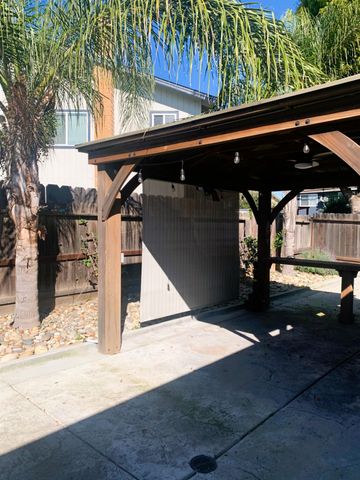 1049 Compass Ln, Manteca, CA 95337