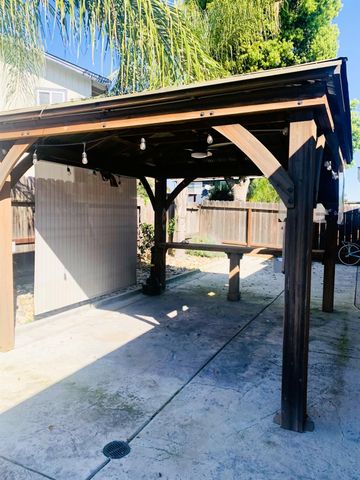 1049 Compass Ln, Manteca, CA 95337