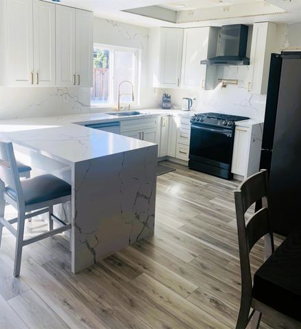 1049 Compass Ln, Manteca, CA 95337