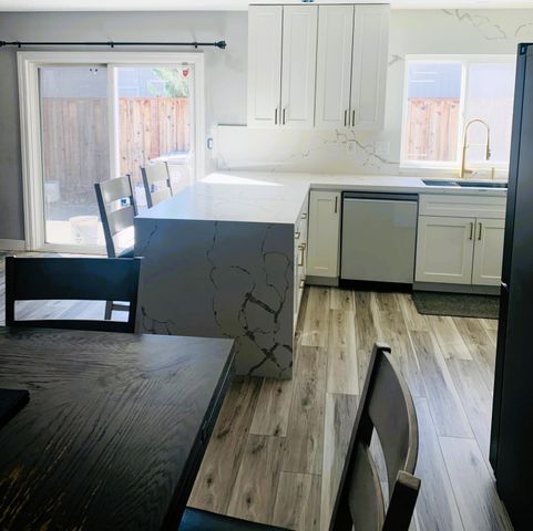 1049 Compass Ln, Manteca, CA 95337