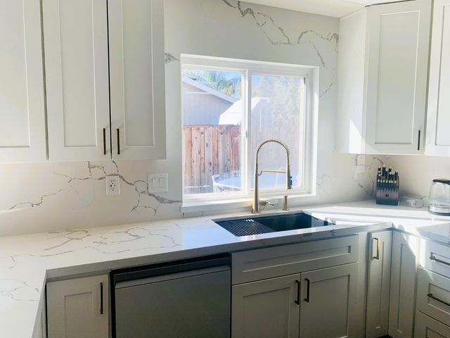 1049 Compass Ln, Manteca, CA 95337