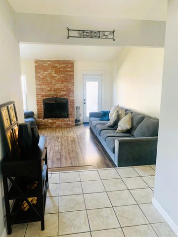 1049 Compass Ln, Manteca, CA 95337