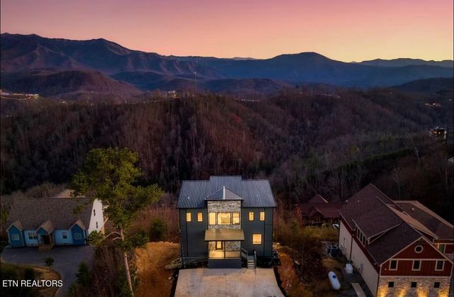 896 Chalet Village Blvd Blvd, Gatlinburg, TN 37738