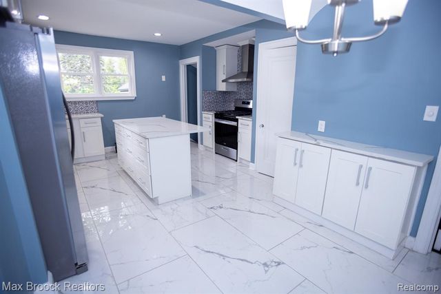 17352 Parkside Street, Detroit, MI 48221