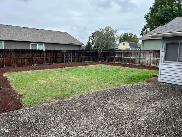 1216 Maple Park Drive, Medford, OR 97501