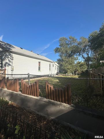 1300 S GREENLAWN Avenue, Peoria, IL 61605