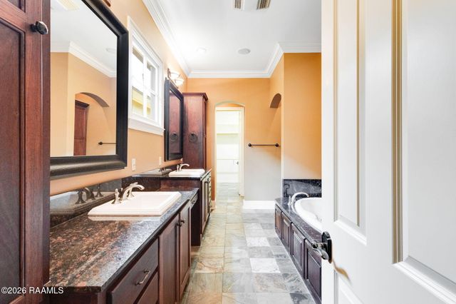 214 Settlers Trace Boulevard, Lafayette, LA 70508