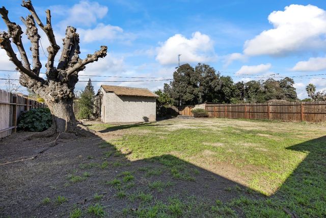 2075 W Monterey Ave, Stockton, CA 95204