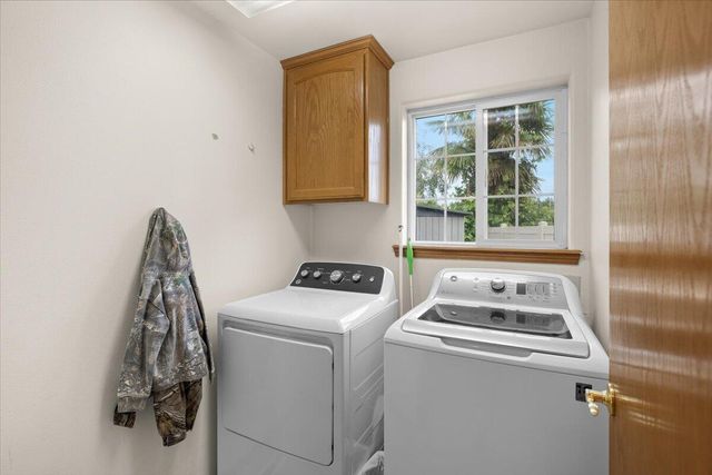 752 Mallory Court, Central Point, OR 97502