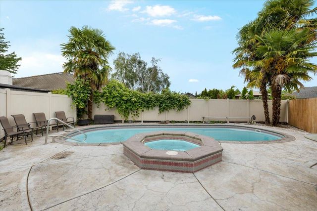 752 Mallory Court, Central Point, OR 97502