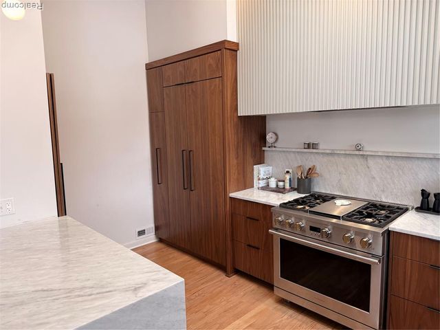 19982 W Doyle Place, Grosse Pointe Woods, MI 48236