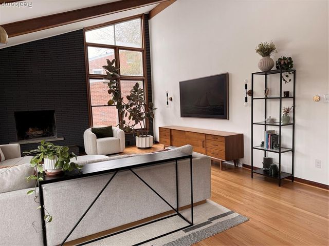 19982 W Doyle Place, Grosse Pointe Woods, MI 48236