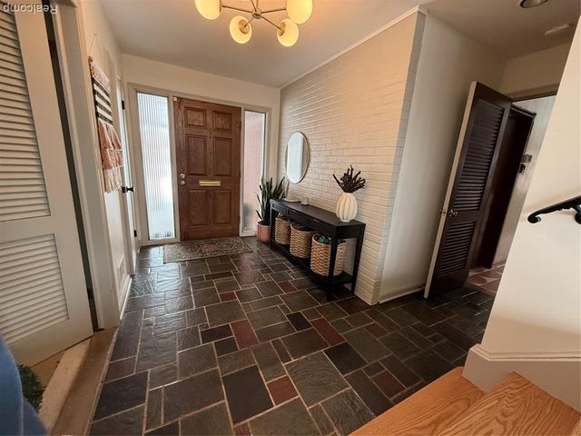 19982 W Doyle Place, Grosse Pointe Woods, MI 48236