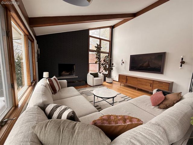 19982 W Doyle Place, Grosse Pointe Woods, MI 48236