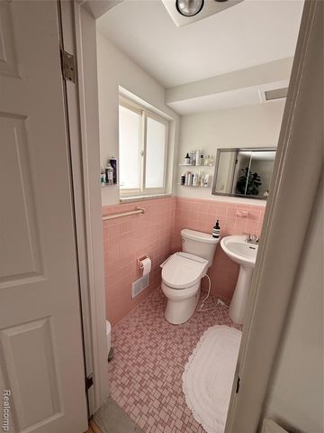 19982 W Doyle Place, Grosse Pointe Woods, MI 48236