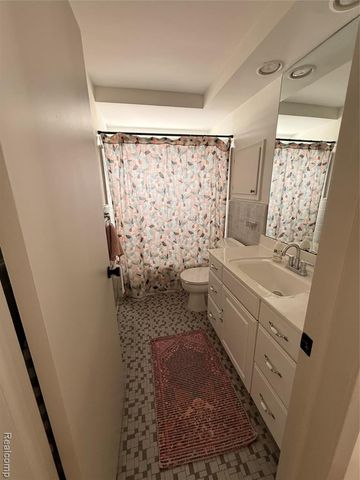 19982 W Doyle Place, Grosse Pointe Woods, MI 48236