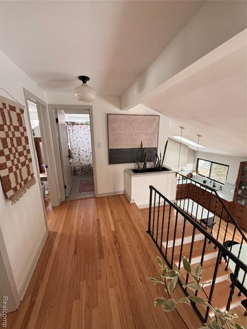 19982 W Doyle Place, Grosse Pointe Woods, MI 48236