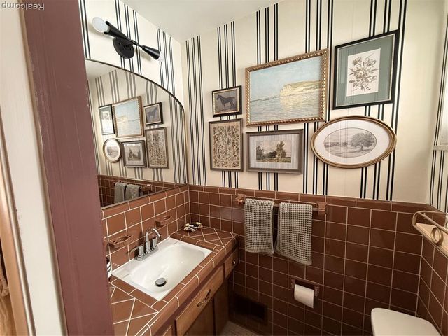 19982 W Doyle Place, Grosse Pointe Woods, MI 48236