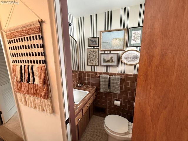 19982 W Doyle Place, Grosse Pointe Woods, MI 48236