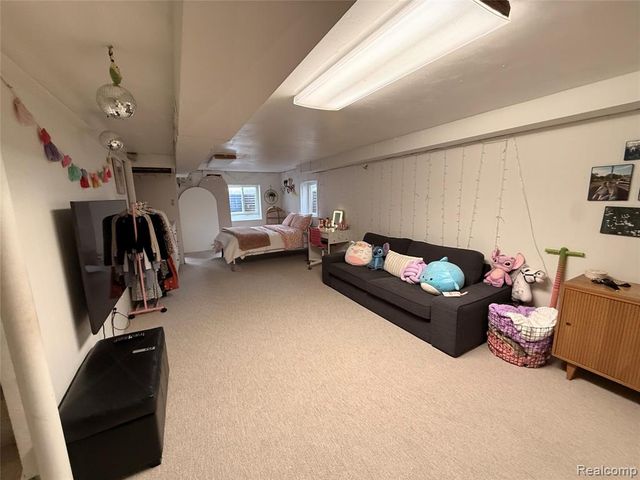 19982 W Doyle Place, Grosse Pointe Woods, MI 48236