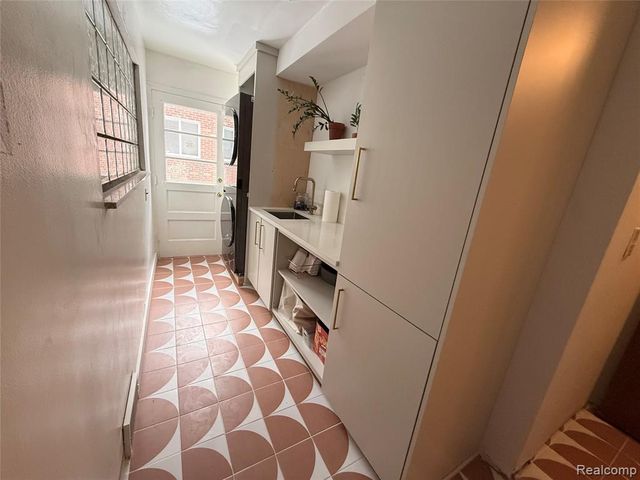 19982 W Doyle Place, Grosse Pointe Woods, MI 48236