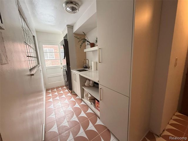 19982 W Doyle Place, Grosse Pointe Woods, MI 48236