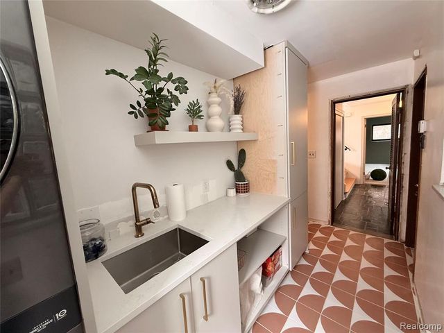 19982 W Doyle Place, Grosse Pointe Woods, MI 48236