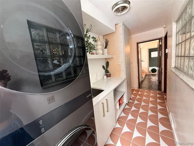 19982 W Doyle Place, Grosse Pointe Woods, MI 48236