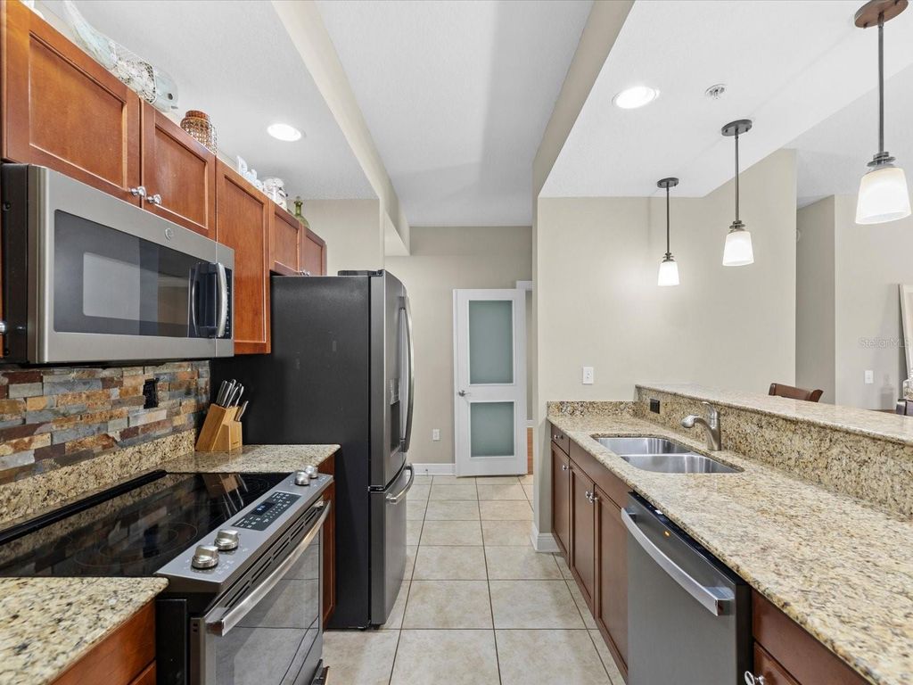 Image 10 of property listing at 628 CLEVELAND STREET 1104, Clearwater, FL 33755