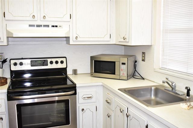 9801 Sunrise Lakes Blvd 305, Sunrise, FL 33322