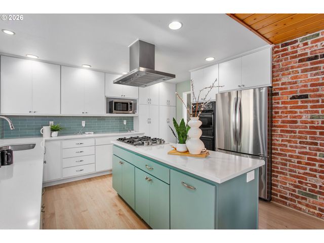 4911 PARKHILL St, Lake Oswego, OR 97035