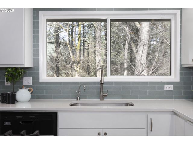 4911 PARKHILL St, Lake Oswego, OR 97035