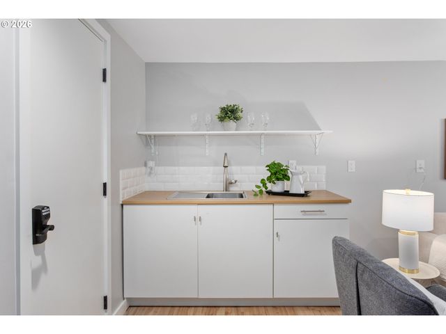 4911 PARKHILL St, Lake Oswego, OR 97035