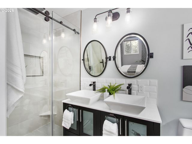 4911 PARKHILL St, Lake Oswego, OR 97035