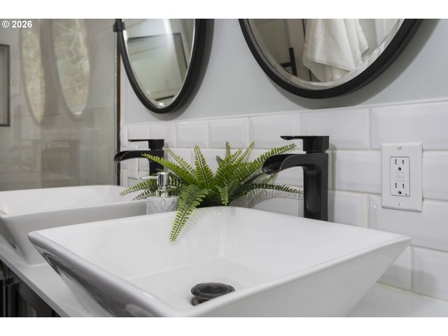 4911 PARKHILL St, Lake Oswego, OR 97035