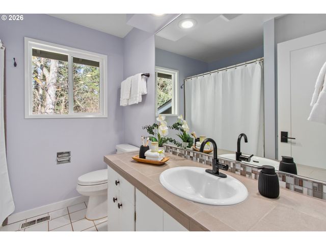 4911 PARKHILL St, Lake Oswego, OR 97035