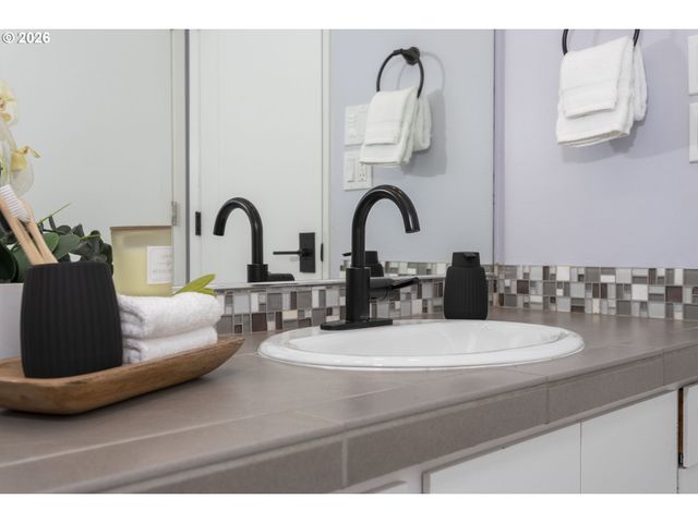 4911 PARKHILL St, Lake Oswego, OR 97035